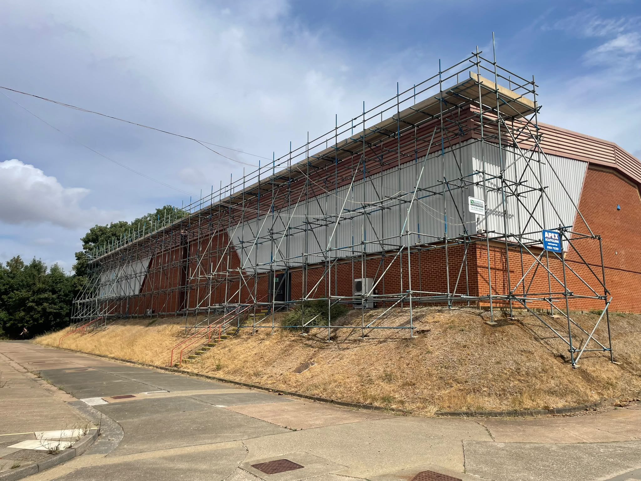 External warehouse scaffolding at Queens Park Industrial Estate in Northampton for cladding maintenance